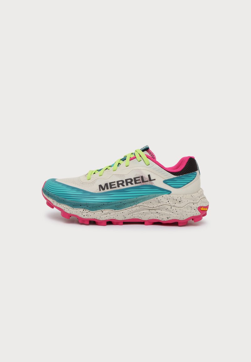 Chaussure de course avec base blanche, accents bleu sarcelle, doublure rose, lacets verts fluo, semelle épaisse tachetée, et logo "MERRELL" sur le côté.