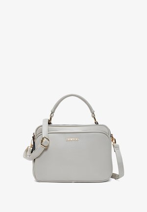 Graue Kunstleder-Handtasche mit strukturiertem Design, doppelten oberen Tragegriffen und einem abnehmbaren Schultergurt, ausgestattet mit goldfarbenen Hardware-Akzenten.