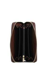 Portafoglio in pelle marrone con chiusura a zip, dotato di più slot per carte, un doppio scomparto e una superficie testurizzata. Accenti in hardware dorato.
