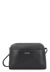 Schwarze Leder-Crossbody-Tasche mit einem Reißverschluss, rechteckiger Form und einem metallischen Logo-Detail. Glatte Textur und verstellbarer Gurt.