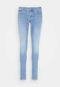 Úzké džíny z světle modrého denimového materiálu, s klasickým designem pěti kapes a jemnými efekty ždímání. Klasické zapínání na knoflík v pase.