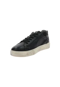 Zwarte leren lage sneaker met zwarte veters en een witte rubberen zool, weergegeven vanuit een driekwarthoek op een witte achtergrond.