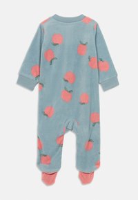 Fleece Baby-Overall in Blau, mit einem Muster aus rosa Pfirsichen und grünen Blättern. Gerippte Bündchen und Füße aus weichem rosa Stoff.