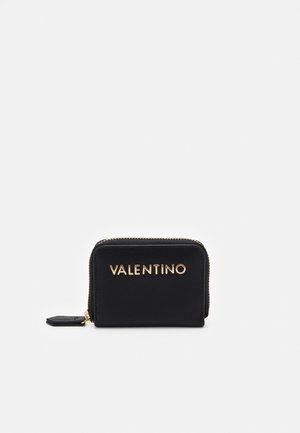 Mustrilisegatud must rahakott, mis on valmistatud tekstureeritud materjalist, esiküljel on kuldne "VALENTINO" logo ja väike tõmbluku kinnihoidja.