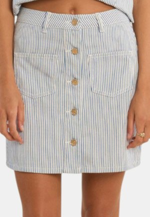 Blå og hvidstribet nederdel med knapper foran og to forlommer, båret af en person med hænderne afslappet ned langs siden.