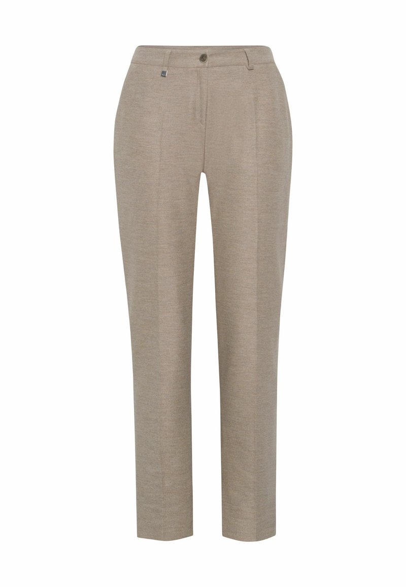 Pantalon beige pour femmes, coupe ajustée, jambe droite, bouton et fermeture éclair à l'avant, passants pour ceinture, avec plis verticaux subtils.