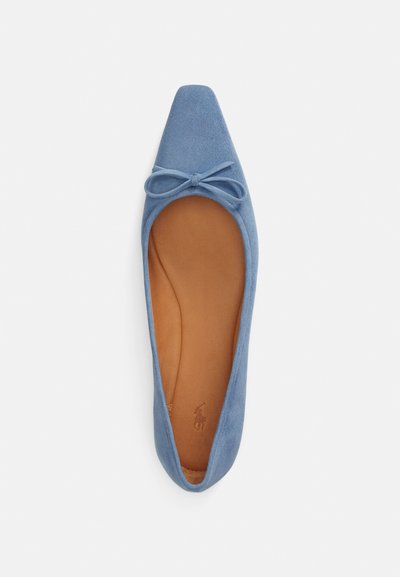 Sinine seemisnahast balletijalats terava varbaga, ees väike lipsudetail ja sile pruun sisetald. Minimalistlik disain ja pehme tekstuur.