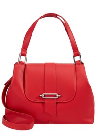 Sac à main en cuir rouge texturé avec poignée supérieure, fermeture à rabat avant, fermoir argenté et une bandoulière réglable supplémentaire.