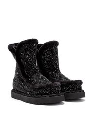 Černé kotníkové boty s kožešinou, s texturovaným povrchem, zdobené černými korálky a geometrickými akcenty, s gumovou podešví a silným lemem.