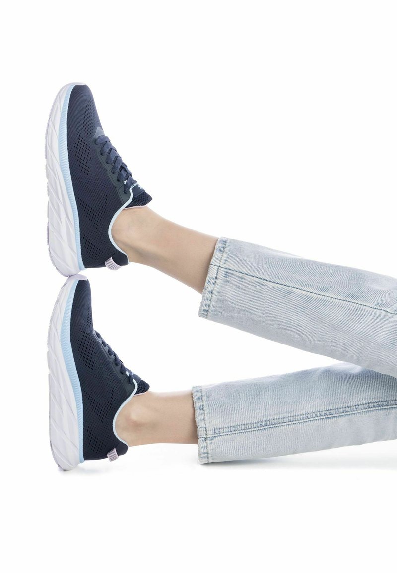 Zapatillas de malla en color azul marino con un diseño ligero, que cuentan con un upper texturizado, suela blanca y sutiles acentos en lavanda.