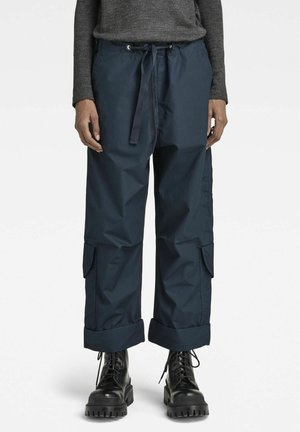 Marineblå cargobukser med elastisk snøre i taljen, opbukket kant og sidelommer, lavet af et glat, let stof.