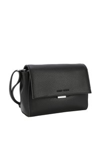 Borsa a tracolla nera in pelle con finitura texturizzata, chiusura a patta, accenti in argento e tracolla regolabile. Design compatto e strutturato.