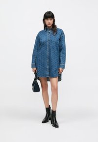 Tommy Jeans Denimové šaty - denim medium