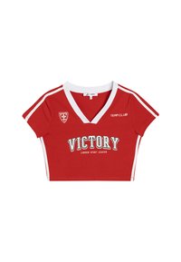 Rød kortærmet t-shirt med hvid V-hals, korte ærmer og sidelister. Med "VICTORY" print og et mærke på brystet.