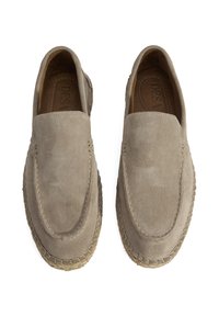 Taupe suède loafers met een gladde textuur, gestikte details en een gevlochten jute zool. Eenvoudig, rond neusstijl.
