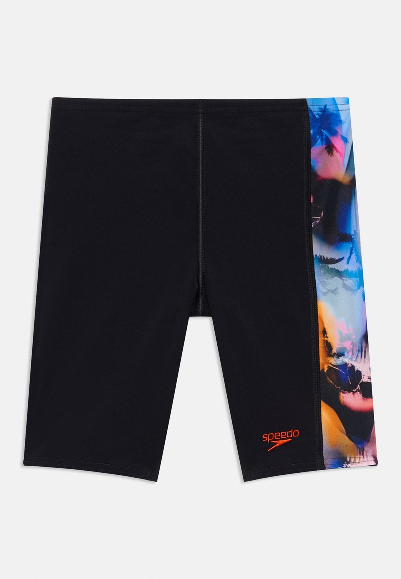 Șorturi de baie negre din material ușor; o parte prezintă un model vibrant multicolor cu palmieri; logo portocalie la tiv.