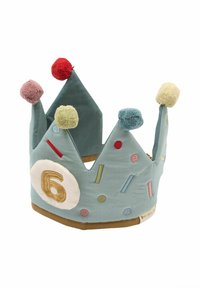 Mekana tkanina rođendanska kruna u plavoj boji s šiljastim vrhovima, šarenim pomponima i detaljima od zakrpa. Na okrugloj zakrpi izvezen broj "6".