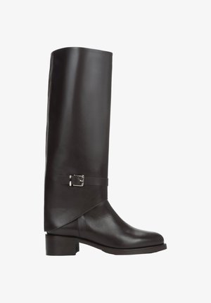 Hoge zwarte leren laars met een lage hak en een decoratieve band met een zilveren gesp rond de enkel.