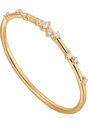 Goldarmreif mit einem glatten, dünnen Design und gleichmäßig verteilten kleinen Diamanten entlang des Bandes als Akzent.