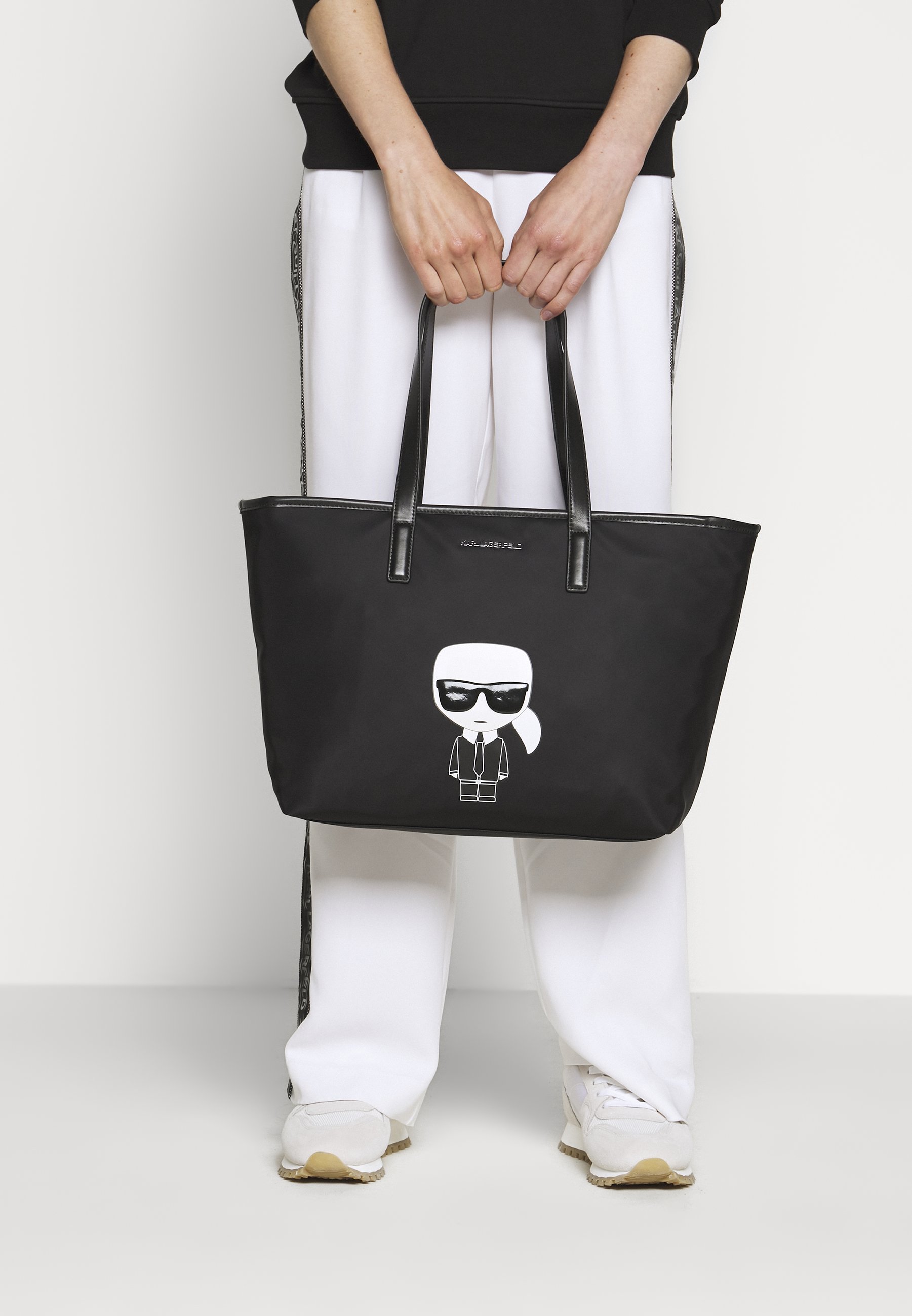 KARL LAGERFELD IKONIK TOTE Håndveske blacksvart KARL LAGERFELD IKONIK KARL CHOUPETTE TOTE Shoppingveske