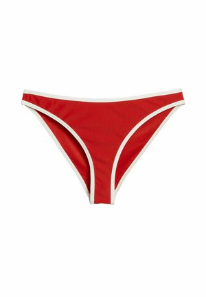 Czerwone figi od bikini z białym obszyciem wokół pasa i nogawek, przedstawione na białym tle.