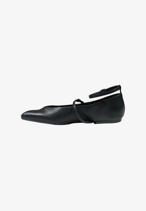 Ballerines noires en cuir avec un bout pointu, une bride à la cheville et une texture lisse, équipées d'un petit talon et d'un design minimaliste.
