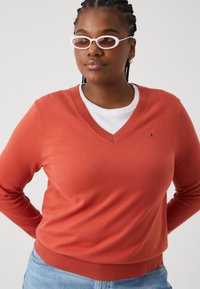 Tommy Hilfiger Curve STITCH - Jumper - terra red