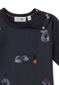 Dunkelblaues Langarmshirt aus weicher Baumwolle mit Tierillustrationen; mit Druckknöpfen an der Schulter für ein einfaches Ankleiden.