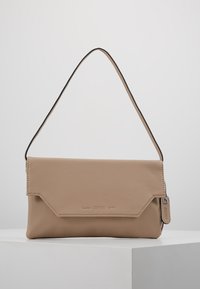 Pochette Esprit en cuir beige avec fermeture à rabat, bandoulière simple et poche latérale zippée sur un socle blanc.