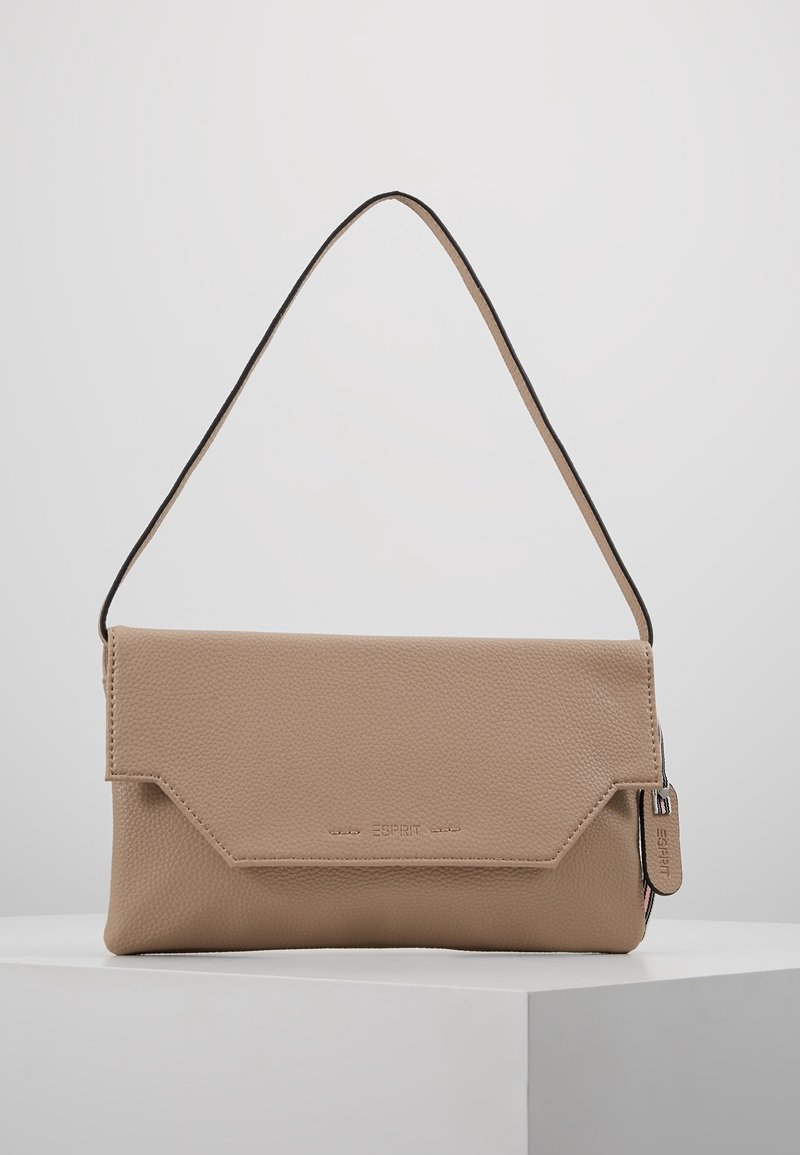 Pochette Esprit en cuir beige avec fermeture à rabat, bandoulière simple et poche latérale zippée sur un socle blanc.