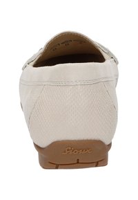 Hellbeige Slipper mit einem strukturierten Mesh-Einsatz und glatten Wildlederelementen. Gummisohle mit sichtbar eingestanztem "Sioux"-Logo an der Ferse.