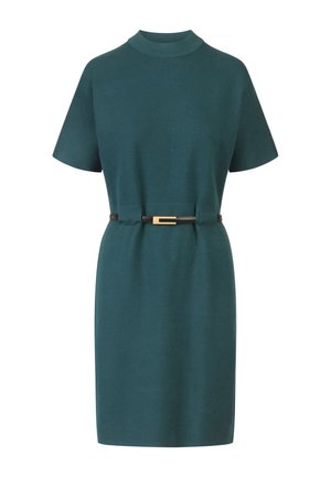 Türkises Strickkleid mit hohem Kragen, kurzen Ärmeln und einem schwarzen Gürtel mit goldener Schnalle in der Taille. Glatte Textur über das gesamte Kleid.