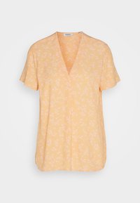 Blusa de manga corta color naranja claro con un sutil patrón floral blanco y escote en V, mostrada sobre un fondo liso.