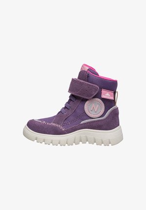 Stivali invernali viola con dettagli rosa, materiali in suede e tessuto, cinturino in velcro, suola texturizzata e dettaglio del logo circolare.