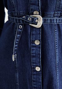 ONLY ONLMYTH LIFE BELT DRESS - Robe en jean - dark blue denim