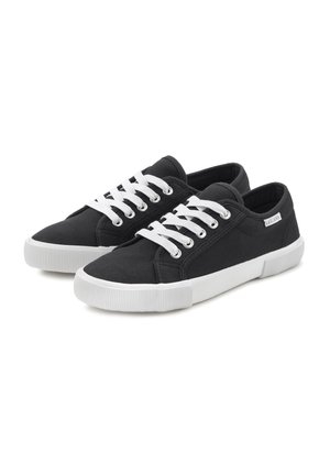 Par sorte lærreds-sneakers med hvide gummisåler og hvide snørebånd, set fra en vinklet side på hvid baggrund.