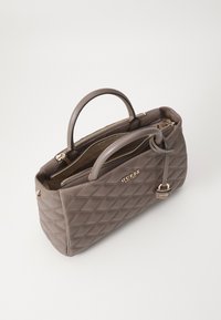 Bolso de mano acolchado marrón con asas dobles, herrajes dorados y detalles de logo. Cuenta con un cierre con cremallera y múltiples compartimentos interiores.
