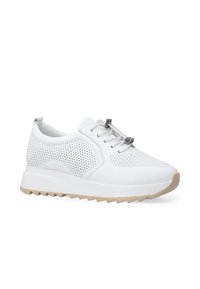 Weißer Sneaker mit einem strukturierten, perforierten Mesh-Obermaterial, einer kontrastierenden beige Gummisohle, runder Zehenpartie und dekorativen Schnürsenkeln mit metallischen Akzenten.