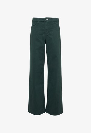 Pantalons larges verts en coton. dotés d'une fermeture à bouton à l'avant, de quatre poches et d'une texture lisse. Conçu pour une coupe décontractée.