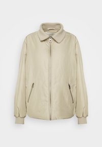 Beige bomberjakke med lynlåslukning, ribbet krave og manchetter; har to sidelommer med lynlås og en glat, blank overflade.