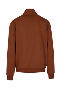 Brun sweatshirt med høj krave, lange ærmer og ribbede manchetter. Glat tekstur med ensfarvet og ingen synlige mønstre eller accenter.