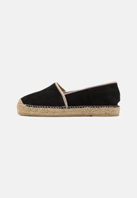 Espadrille de ante negro con suela de yute, que cuenta con un ribete metálico en la abertura y un diseño clásico de fácil puesta.