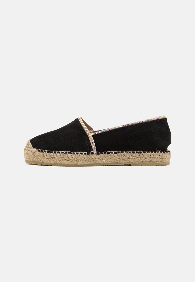 Espadrille de ante negro con suela de yute, que cuenta con un ribete metálico en la abertura y un diseño clásico de fácil puesta.