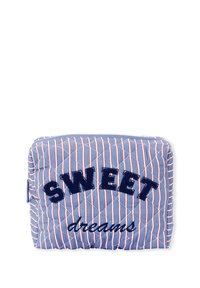 Klejony niebieski worek z czerwono-białymi paskami, z napisem "SWEET" z granatowej tkaniny i "dreams" wyszytym granatową nitką. Zamek błyskawiczny na górze.