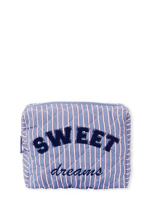 Pochette bleue matelassée avec des rayures rouges et blanches, arborant "SWEET" en tissu bleu marine et "dreams" en fil de couture bleu marine. Fermeture éclair en haut.