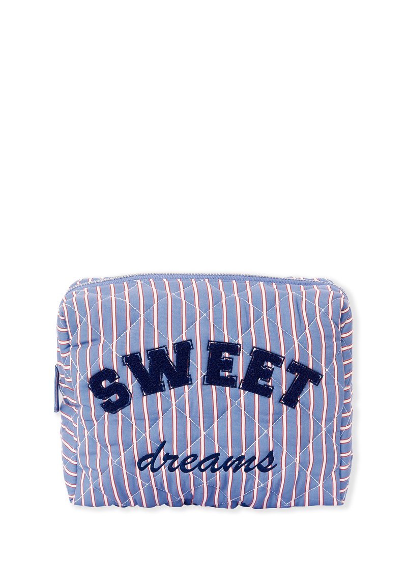 Klejony niebieski worek z czerwono-białymi paskami, z napisem "SWEET" z granatowej tkaniny i "dreams" wyszytym granatową nitką. Zamek błyskawiczny na górze.