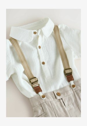 Cămașă din in de culoare deschisă, cu mâneci scurte, guler, doi nasturi din lemn și bretele bej cu accente din piele.