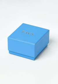 Blå kvadratisk låda med en gyllene "FAVS."-logotyp på locket, placerad mot en vit bakgrund.