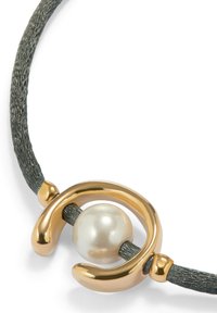 Collier avec un cordon texturé gris, un accent spiralé de couleur dorée et une perle blanche centrale.