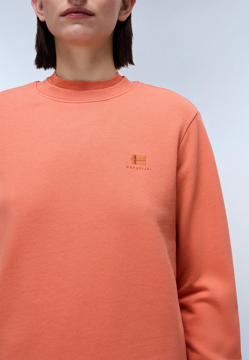 Felpa color corallo realizzata in tessuto morbido, con girocollo e logo ricamato in una tonalità leggermente più scura. Texture liscia.